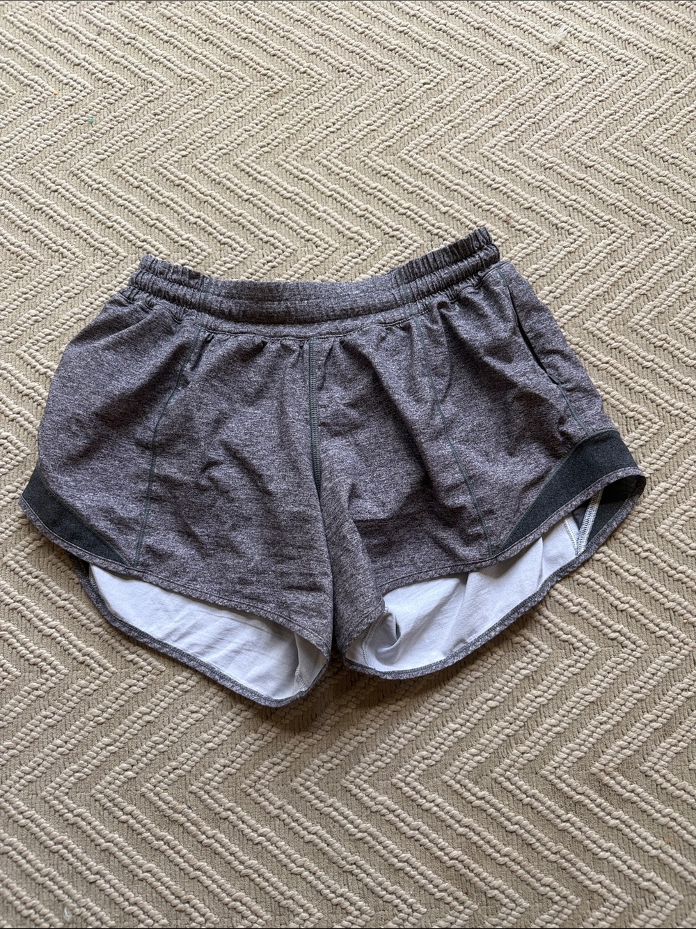 Lululemon size 6 Hotty hot shorts 4”
